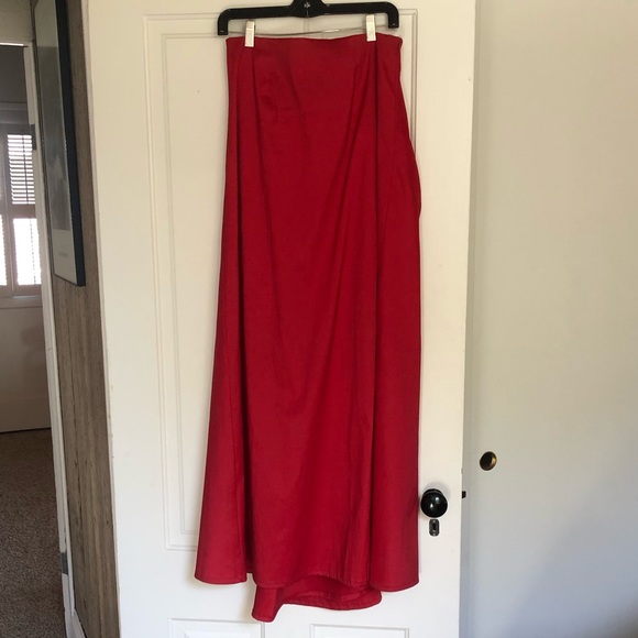 Veronique for W full-length red skirt - Picture 7 of 7